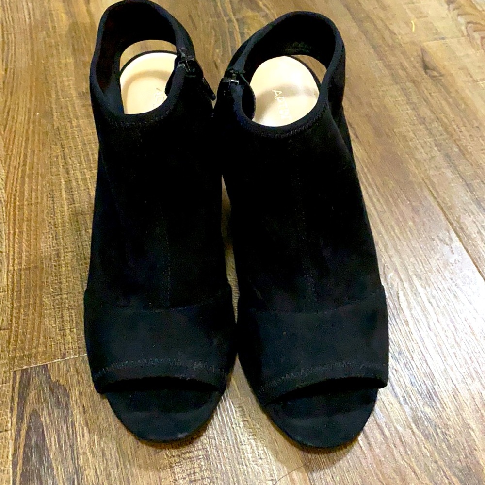 Suede, peep toe cluncky heels